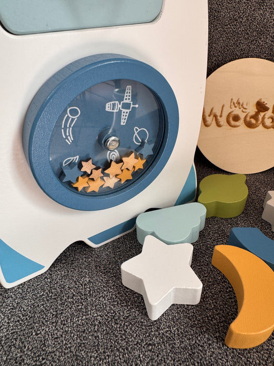 Gioco Montessori "Busy Board Missile sensoriale"