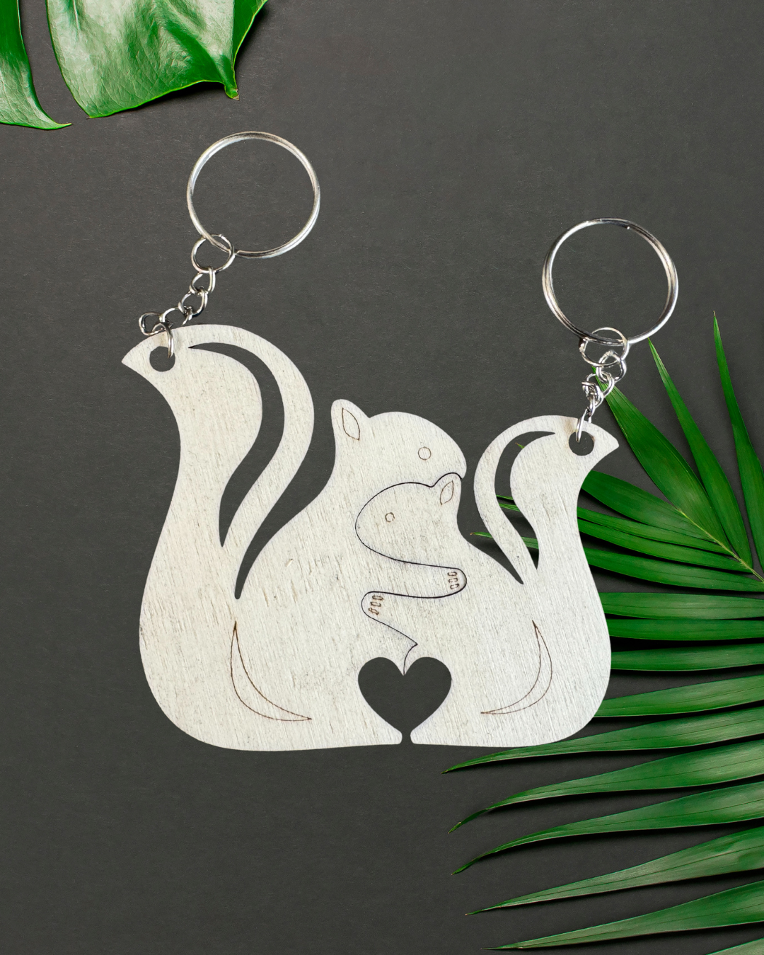 Coppia di portachiavi in legno con animali