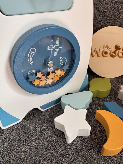 Gioco Montessori "Busy Board Missile sensoriale"